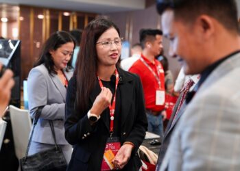 Lão thị có cần đeo kính không