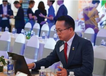Không bị cận đeo kính cận có sao không