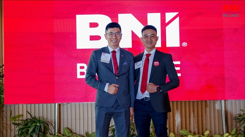 mới đeo kính cận bị nhức đầu