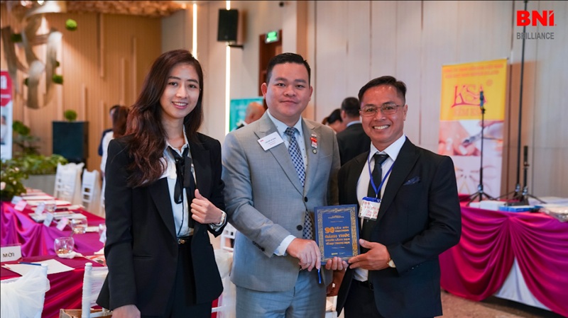 Mới đeo kính cận bị nhức đầu