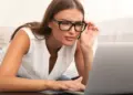 Không đeo kính cận thường xuyên có sao không?