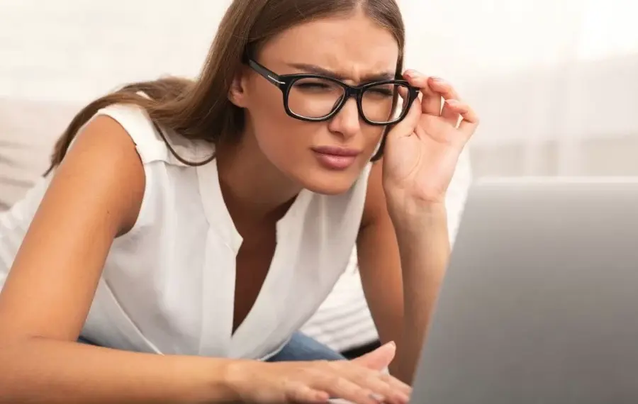 Không đeo kính cận thường xuyên có sao không?