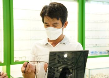 Cách lắp mắt kính vào gọng nhựa