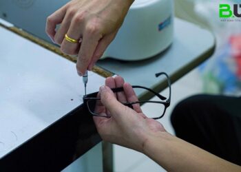 Cách tháo lắp tròng kính cận
