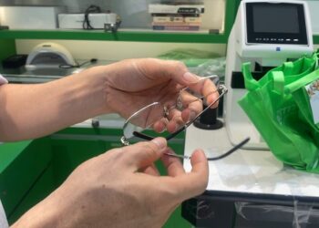 Cách tháo mắt kính cận