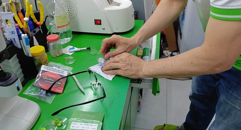 Cách tháo mắt kính cận