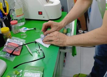 Cách tháo tròng kính kim loại