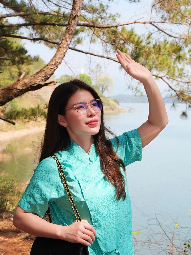 1 mắt bị mờ