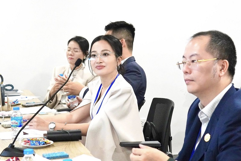 Vừa cận vừa loạn có nên đeo kính thường xuyên