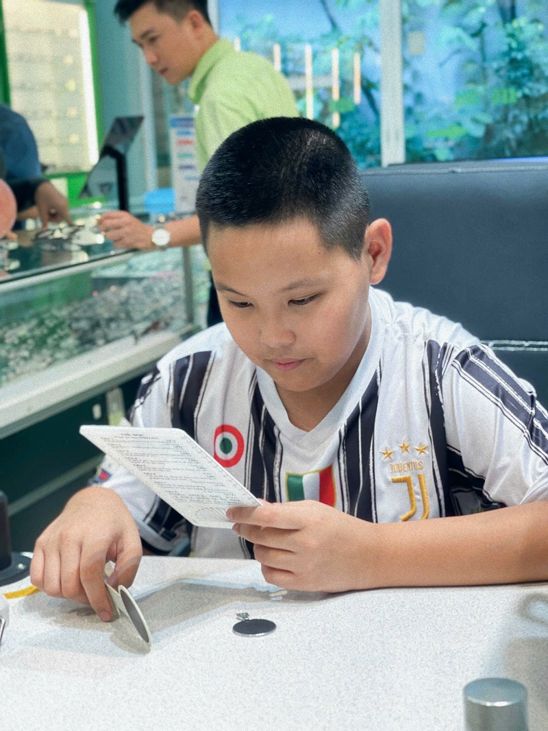 Loạn thị bẩm sinh là gì