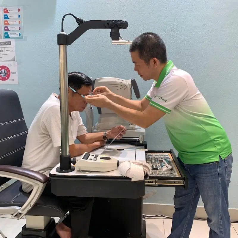 Mắt nhìn gần bị mờ nhìn xa rõ