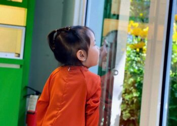 Trẻ nheo mắt liên tục