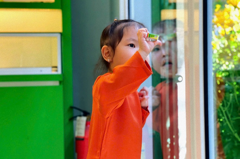 Mắt trẻ chớp liên tục