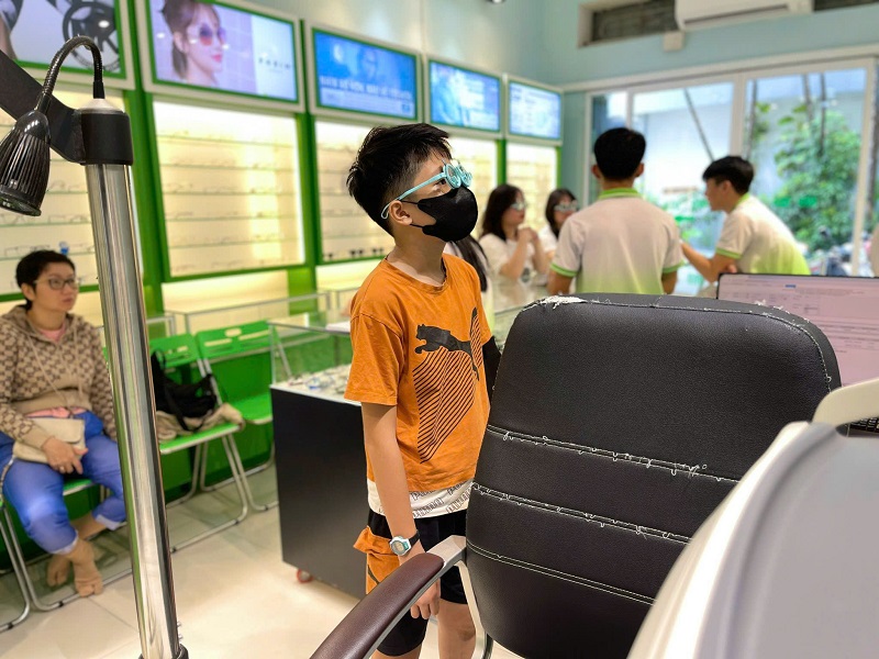 Nheo mắt là bệnh gì