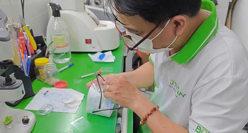 Cách tháo tròng kính ra khỏi gọng