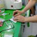 Cách tháo tròng kính gọng kim loại