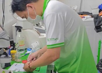 Cách vệ sinh kính cận đúng cách