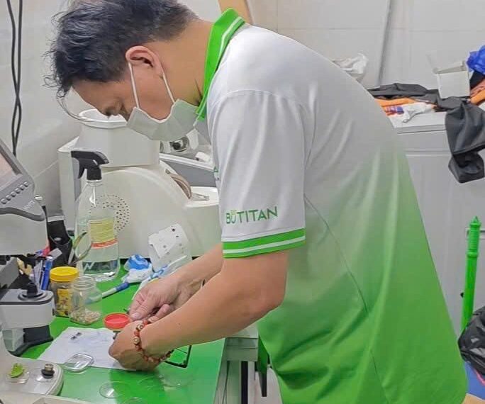 Cách vệ sinh kính cận đúng cách