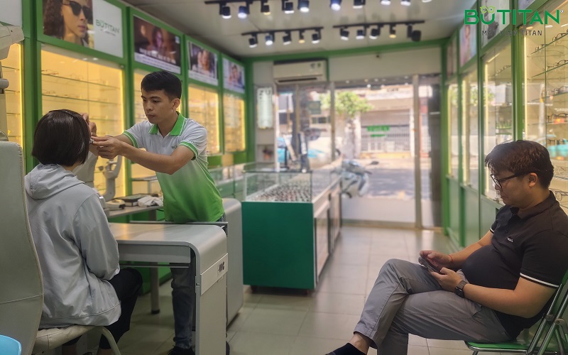 Độ cận nặng nhất là bao nhiêu