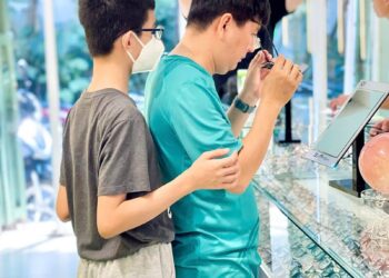 Cận thị bẩm sinh