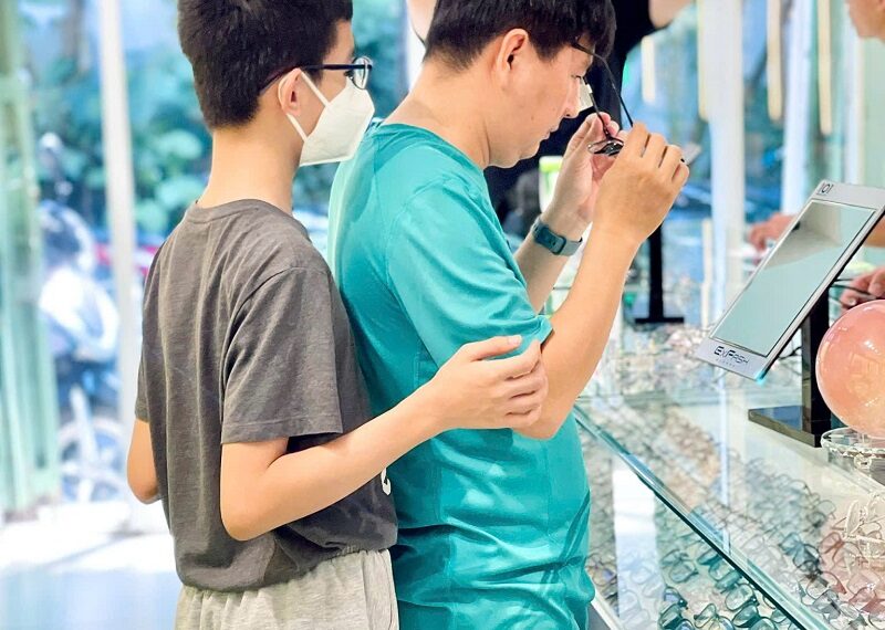 Cận thị bẩm sinh