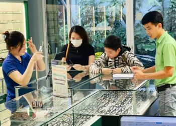 Cận thị bẩm sinh là do