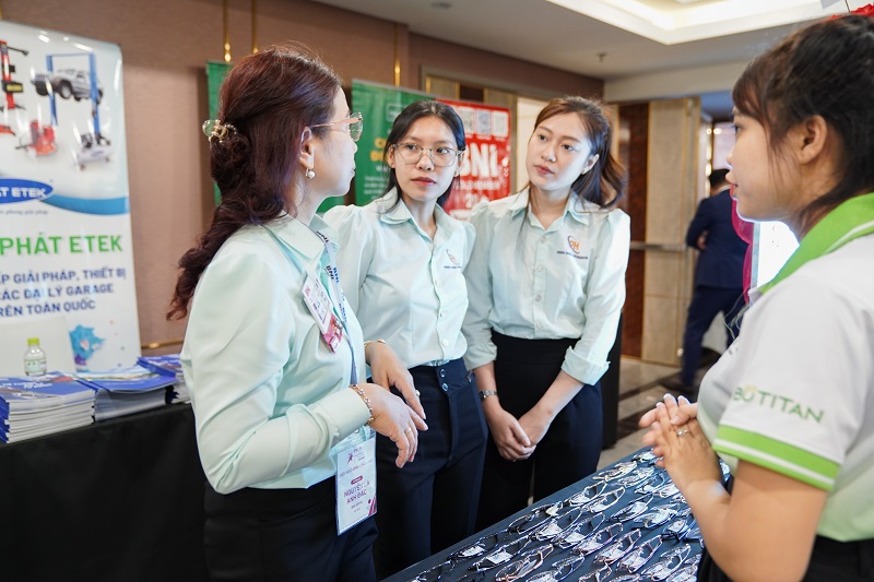 Mới đeo kính cận bị chóng mặt