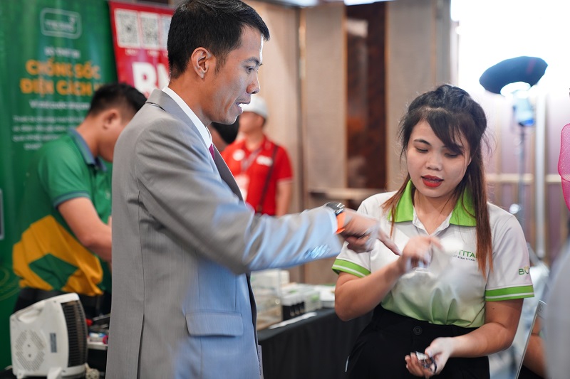 Tật khúc xạ về mắt bao gồm