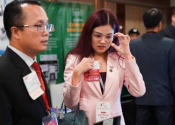 Thay gọng kính giữ tròng được không