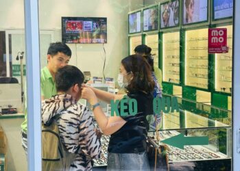 Trẻ bị nheo mắt liên tục