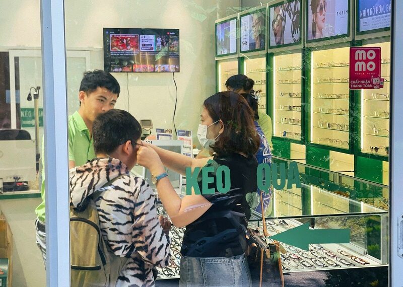 Trẻ bị nheo mắt liên tục