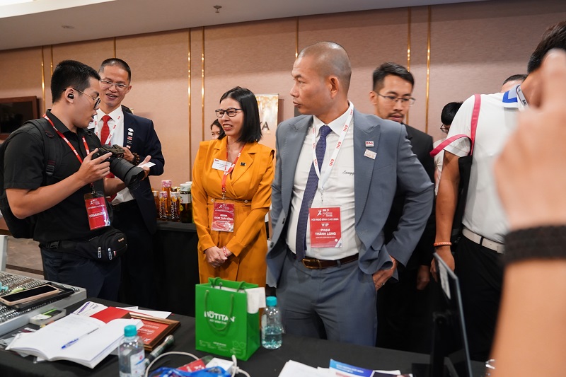 Mắt kính BUTITAN