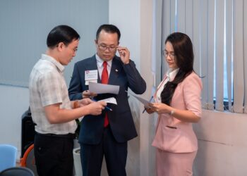 Tròng kính chống ánh sáng xanh là gì