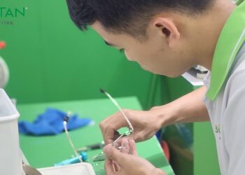Cách gỡ tròng kính