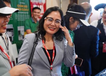 Cách làm cho mắt kính hết xước