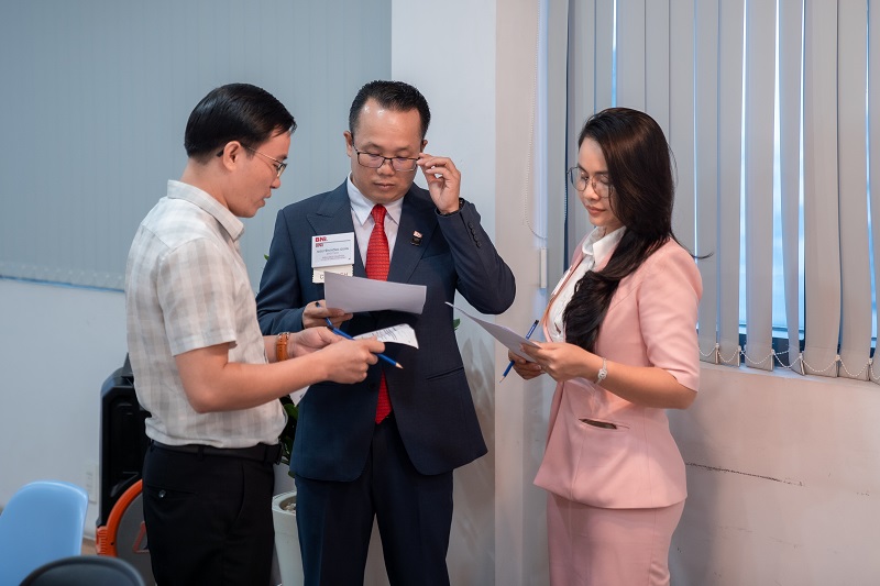 Cận bao nhiêu độ nên đeo kính