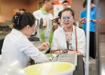 Mắt cận nhẹ có nên đeo kính