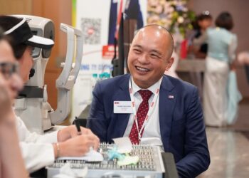 Mắt cận nhẹ có nên đeo kính không