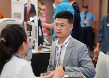 Người mệt mỏi mắt lờ đờ