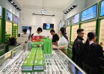 Nhân viên bán hàng kính mắt là làm gì