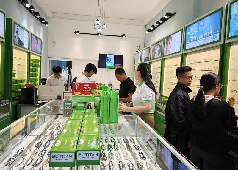 Nhân viên bán hàng kính mắt là làm gì