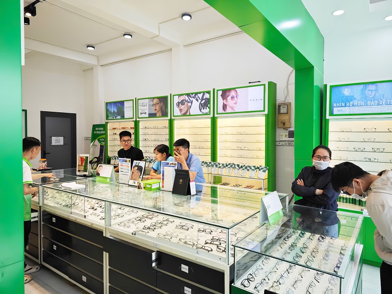 Nhân viên bán hàng kính mắt là làm gì