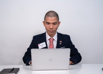 Nhìn màn hình máy tính bị mỏi mắt