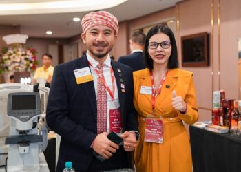 Tròng kính chống ánh sáng xanh có màu gì