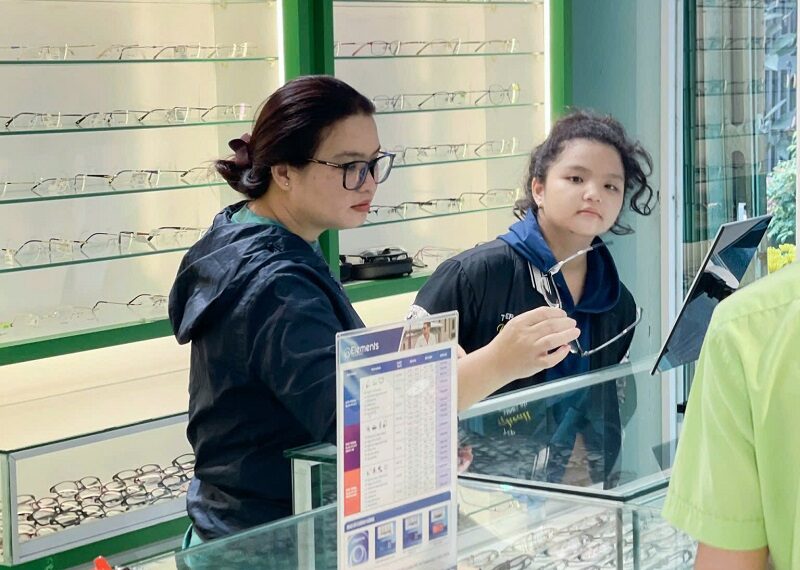 Bé bị cận thị