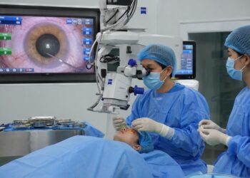 Cận 20 độ có mổ được không
