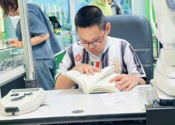 Cận bẩm sinh có mổ được không