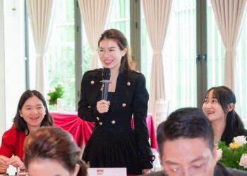 Cận nhẹ có nên đeo kính không