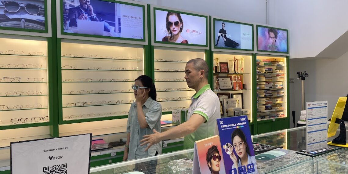 Đeo kính cận bị mỏi mắt