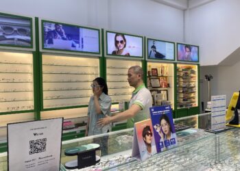 Đeo kính cận bị mỏi mắt
